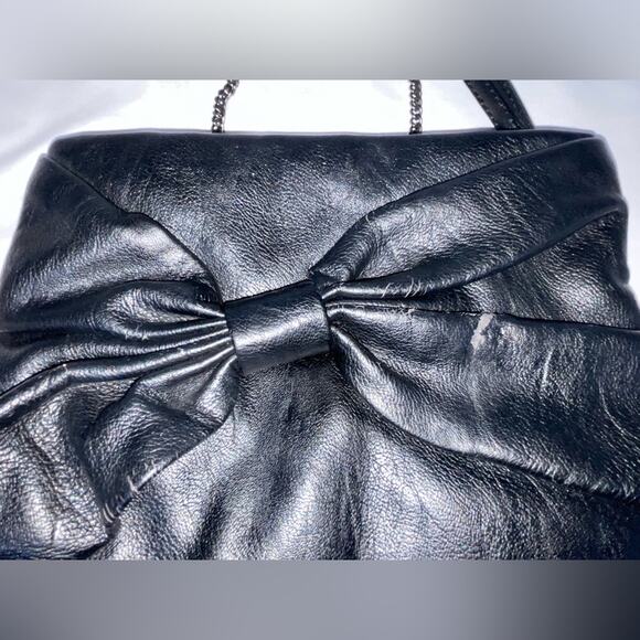 GAP FAUX BLACK LEATHER BOW EXPANDABLE MAGNETIC CLUTCH PURSE CHAIN STRAP - Picture 3 of 11